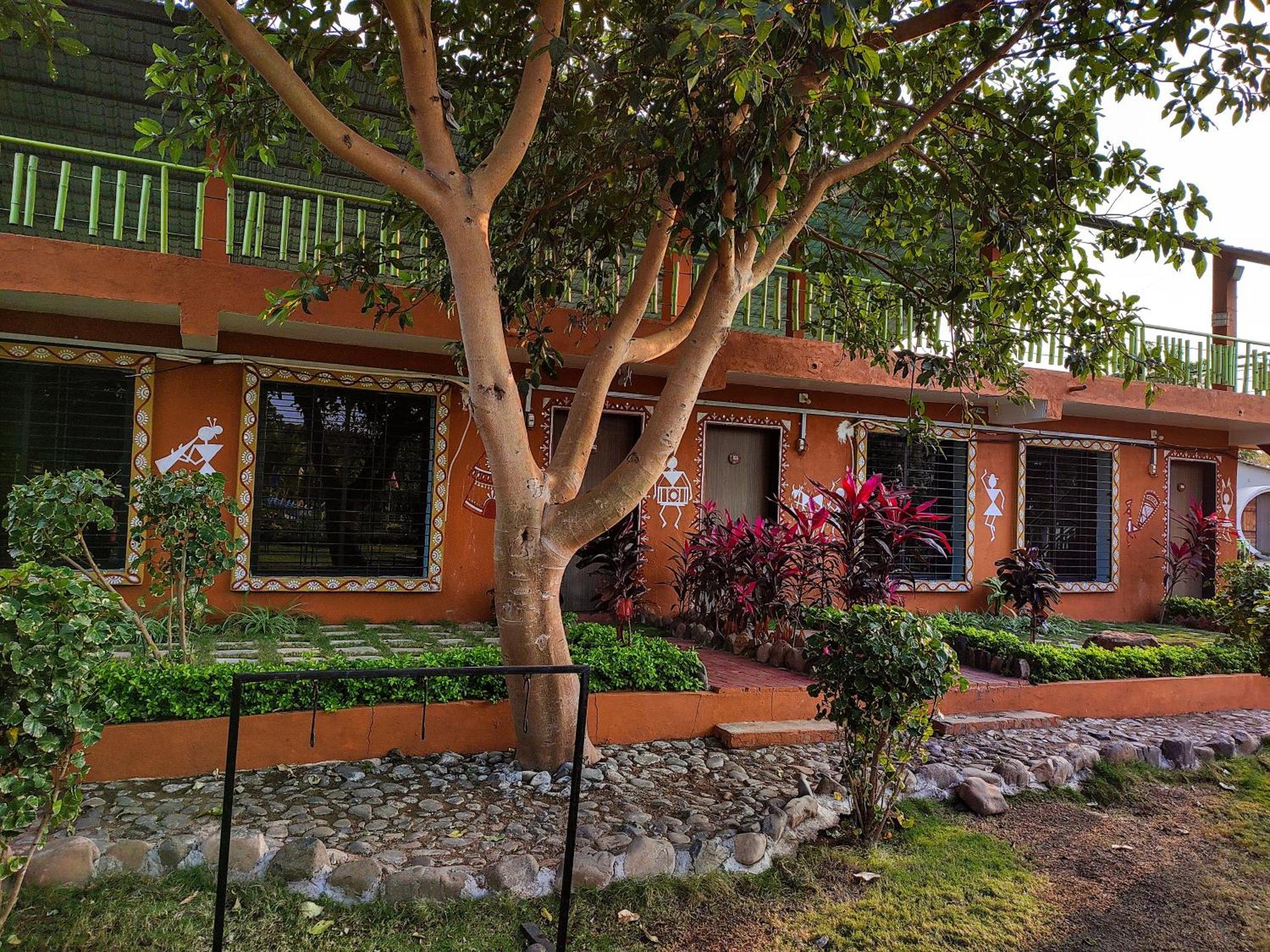 Van Vagdo Resort Rajpipla Esterno foto