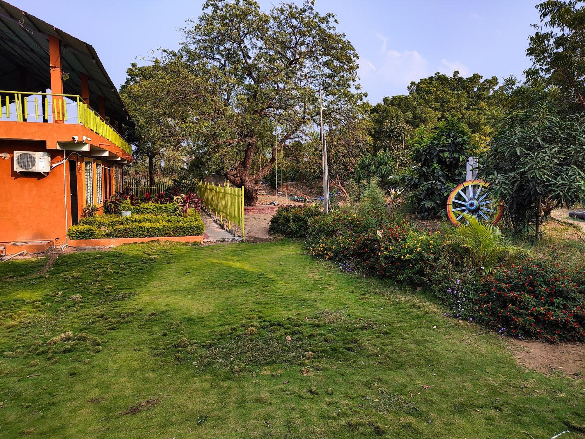Van Vagdo Resort Rajpipla Esterno foto
