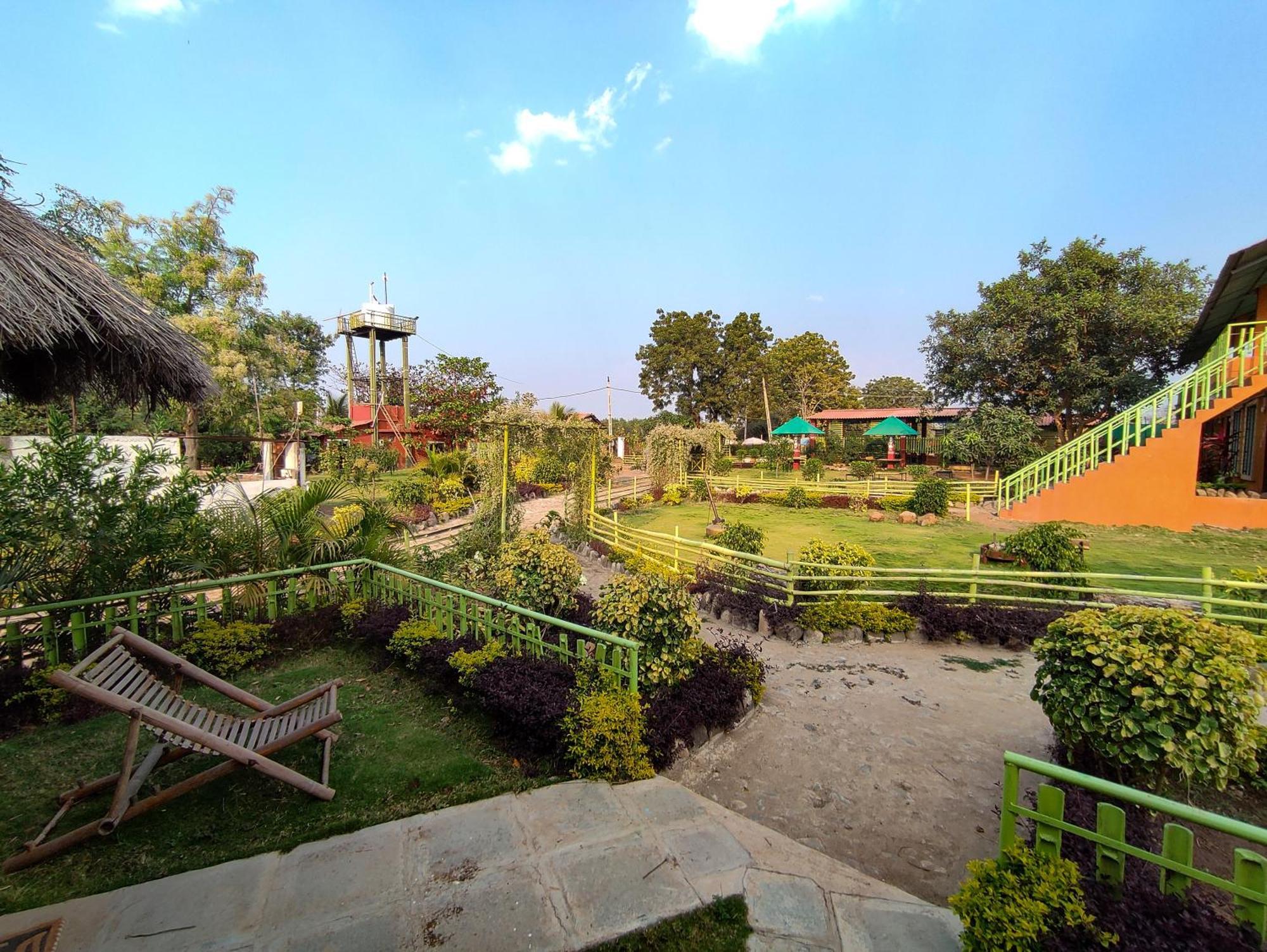 Van Vagdo Resort Rajpipla Esterno foto
